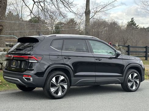 Used 2025 Volkswagen Taos SE w/ Panoramic Sunroof Package image 15