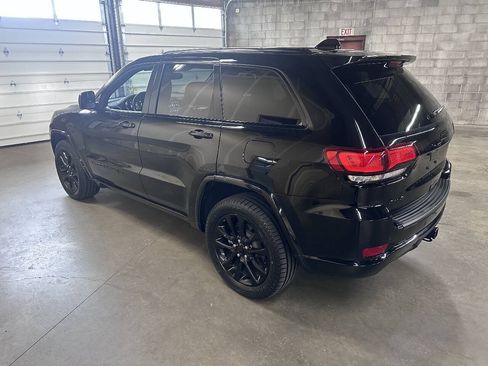 Used 2022 Jeep Grand Cherokee Laredo X AWD/4WD image 5