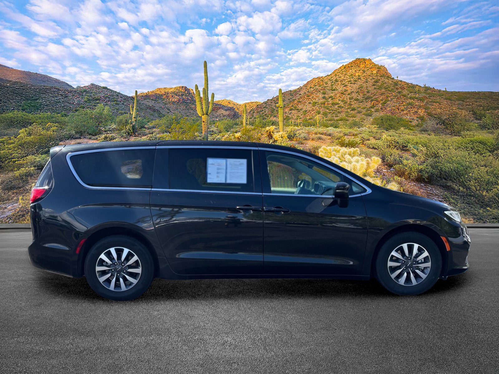 Used 2023 Chrysler Pacifica Touring-L FWD image 3