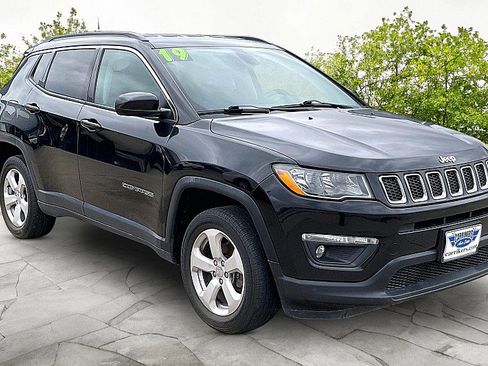 Used 2019 Jeep Compass Latitude w/ Popular Equipment Group AWD/4WD image 3