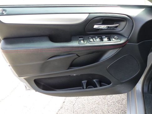 Used 2017 Dodge Grand Caravan GT image 12