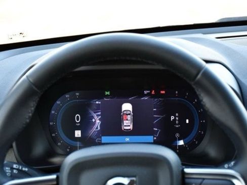 Certified 2025 Volvo XC40 B5 Plus AWD/4WD image 22