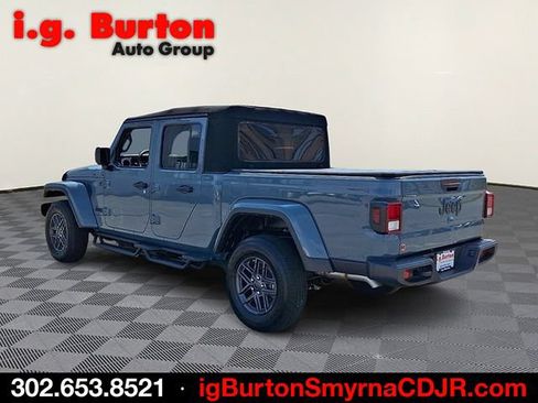 Used 2024 Jeep Gladiator Sport AWD/4WD image 4