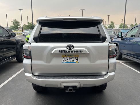 Used 2015 Toyota 4Runner SR5 AWD/4WD image 4