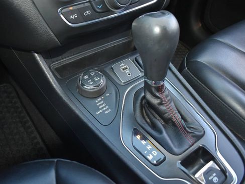 Used 2019 Jeep Cherokee Trailhawk w/ Comfort/Convenience Group AWD/4WD image 18