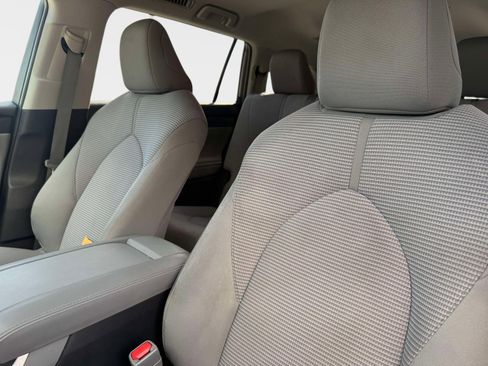 Used 2023 Toyota Highlander LE FWD image 18