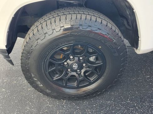 Used 2022 Toyota Tacoma SR5 w/ Technology Package RWD image 4