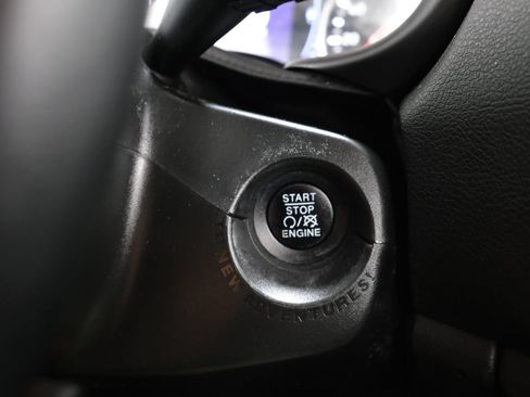 Used 2019 Jeep Renegade Latitude w/ Cold Weather Group FWD image 15