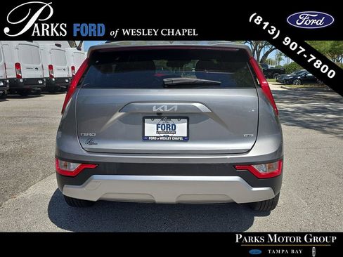 Used 2023 Kia Niro LX image 5