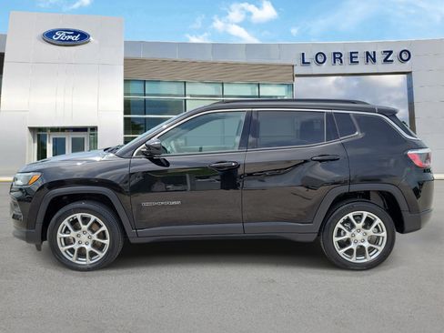 Used 2023 Jeep Compass Latitude w/ Sun and Sound Group AWD/4WD image 8