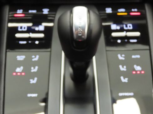 Certified 2026 Porsche Macan AWD/4WD image 27