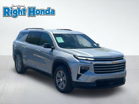 Used 2025 Chevrolet Traverse LT FWD image 8