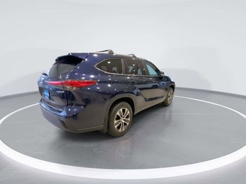 Used 2023 Toyota Highlander XLE AWD/4WD image 8