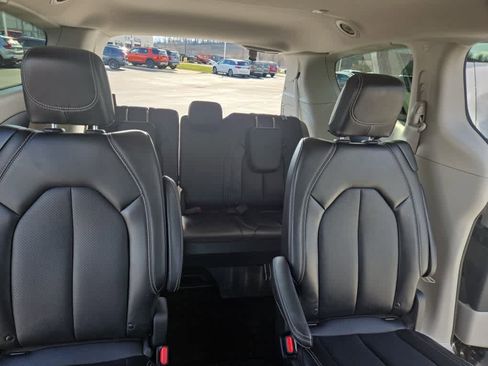Used 2024 Chrysler Pacifica Touring-L image 52