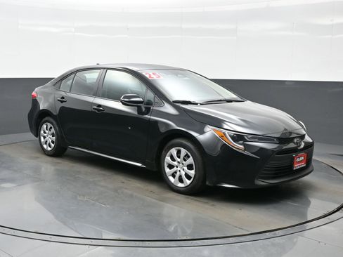Used 2025 Toyota Corolla LE image 8