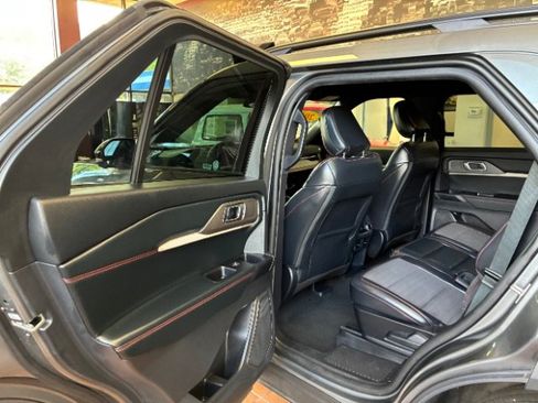 Used 2025 Ford Explorer ST-Line w/ ST-Line Street Pack AWD/4WD image 20