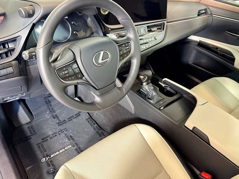 Used 2025 Lexus ES 350 w/ Premium Package FWD image 9