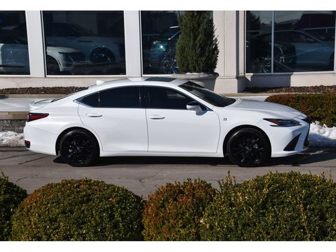 Used 2024 Lexus ES 300h F Sport image 3