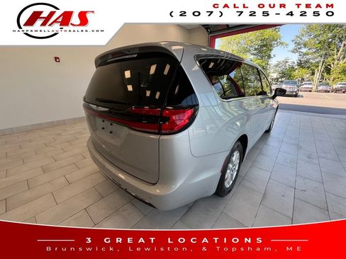 Used 2023 Chrysler Pacifica Touring-L FWD image 6