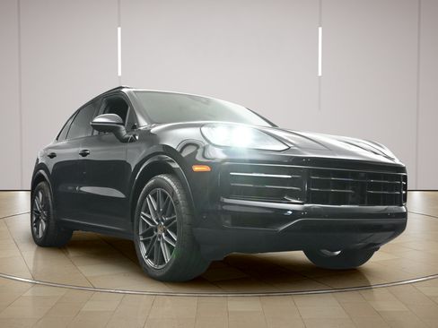 Certified 2025 Porsche Cayenne AWD/4WD image 27