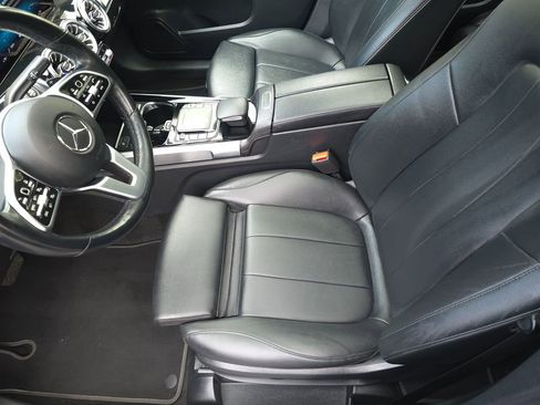 Used 2023 Mercedes-Benz GLB 250 4MATIC w/ Premium Package image 12