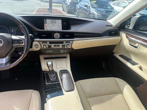 Used 2018 Lexus ES 350 w/ Navigation System Package image 21