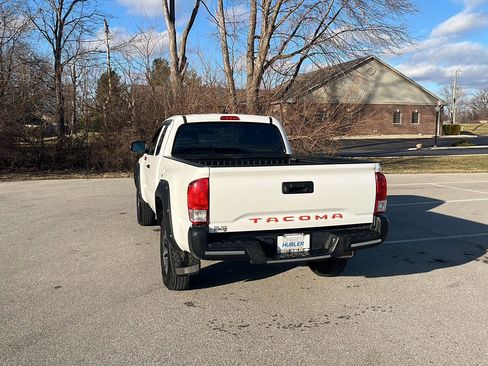 Used 2017 Toyota Tacoma SR image 3
