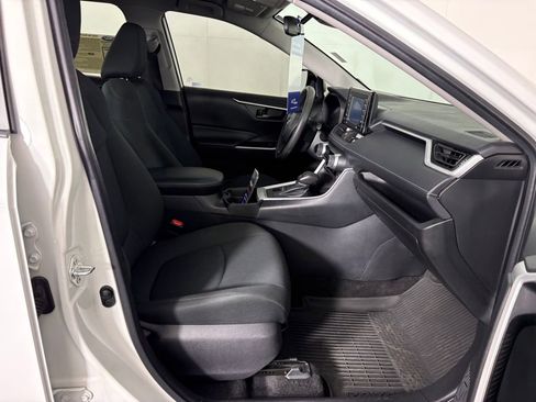 Used 2021 Toyota RAV4 LE image 33