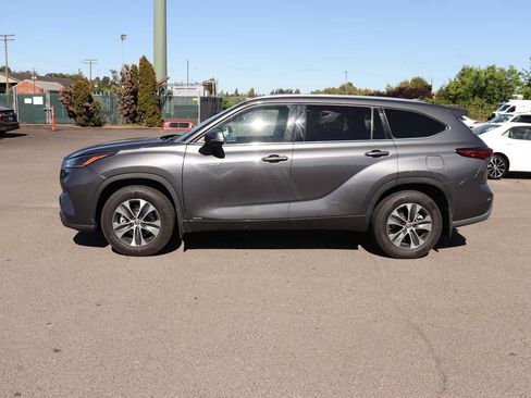 Used 2021 Toyota Highlander XLE AWD/4WD image 8