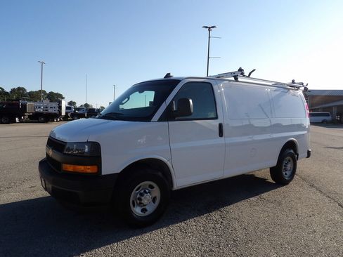 Used 2022 Chevrolet Express 2500 w/ Driver Convenience Package RWD image 3