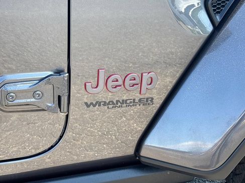 Used 2022 Jeep Wrangler Unlimited Rubicon w/ Cold Weather Group AWD/4WD image 11