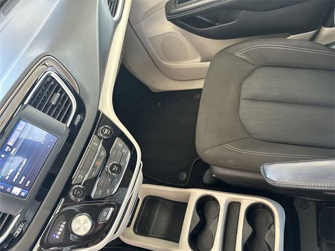 Used 2022 Chrysler Voyager LX image 25