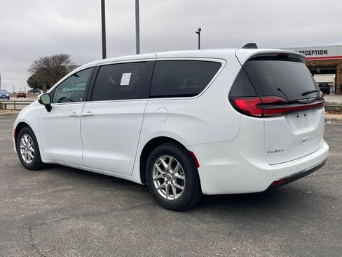 Used 2023 Chrysler Pacifica Touring-L image 7