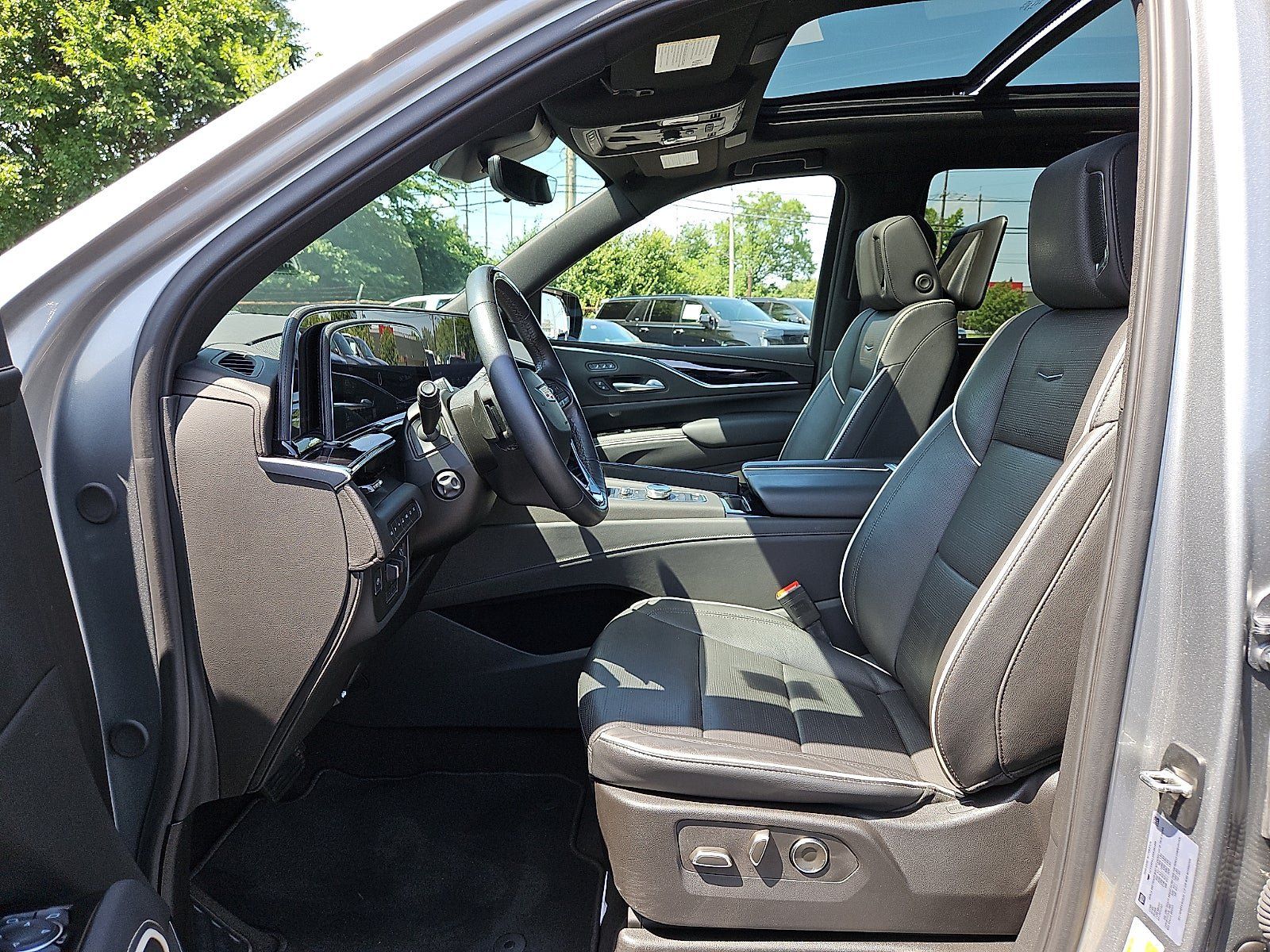 Certified 2024 Cadillac Escalade Sport w/ LPO, ONYX Package AWD/4WD image 18