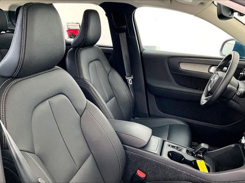 Certified 2025 Volvo XC40 B5 Core image 11