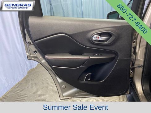 Used 2020 Jeep Cherokee Trailhawk AWD/4WD image 24