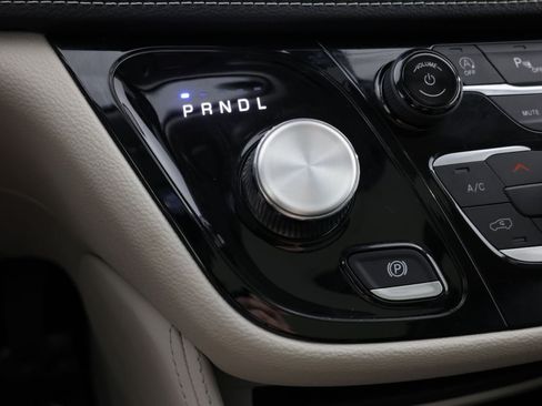 Used 2024 Chrysler Pacifica Limited FWD image 6