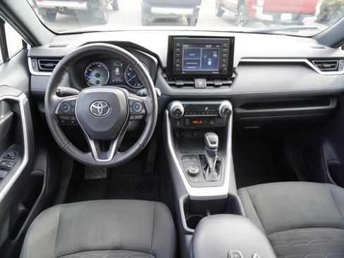 Used 2022 Toyota RAV4 SE image 2