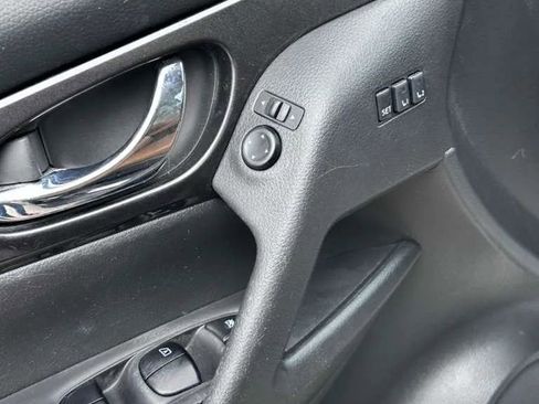 Used 2018 Nissan Rogue SV w/ Premium Package FWD image 18