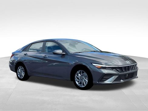 Used 2026 Hyundai Elantra Hybrid w/ Cargo Package FWD image 12