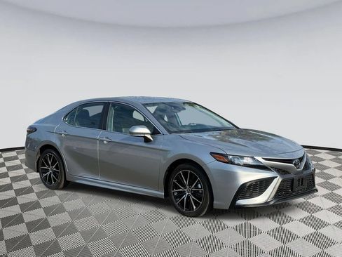Used 2023 Toyota Camry SE FWD image 1