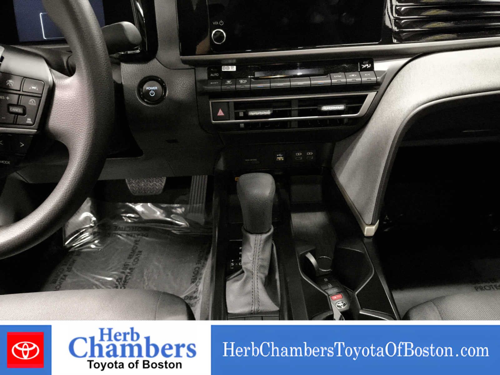 Used 2025 Toyota Camry LE AWD/4WD image 31