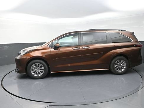Certified 2022 Toyota Sienna XLE w/ XLE Plus Package AWD/4WD image 50