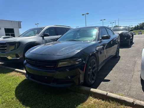 Used 2019 Dodge Charger SXT w/ Blacktop Package RWD image 7