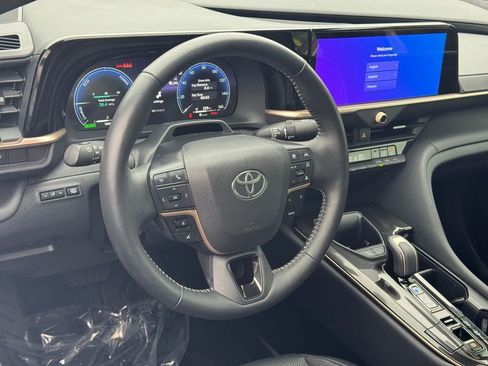 Certified 2025 Toyota Crown Limited image 18