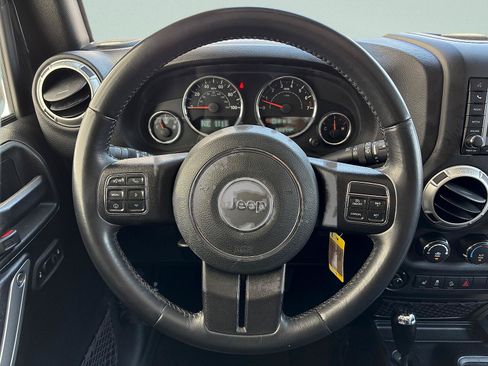 Used 2018 Jeep Wrangler Unlimited Sahara w/ Connectivity Group AWD/4WD image 13