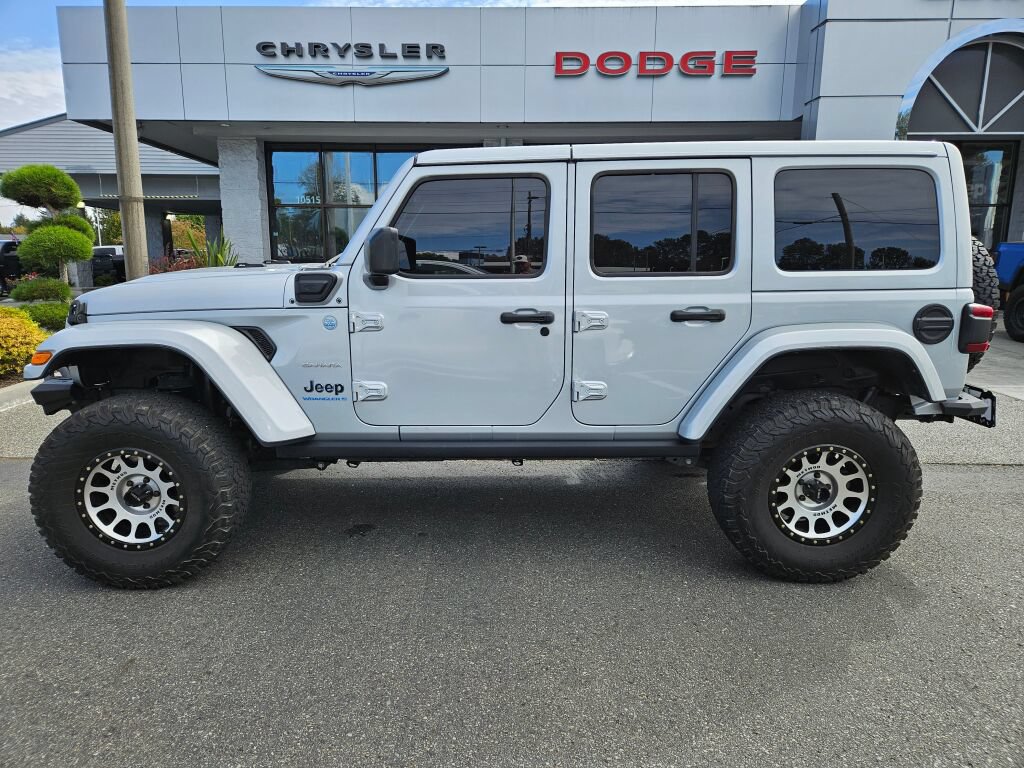Used 2023 Jeep Wrangler Unlimited Sahara w/ Cold Weather Group AWD/4WD image 2