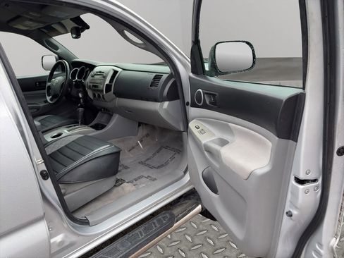 Used 2011 Toyota Tacoma PreRunner w/ SR5 Pkg #2 image 21