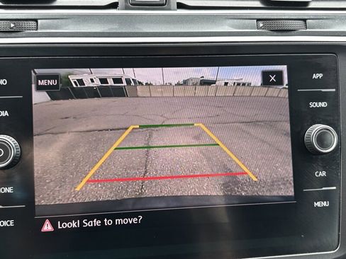 Used 2020 Volkswagen Tiguan SE image 24