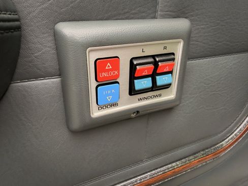 Used 1990 Ford E-150 and Econoline 150 RWD image 17